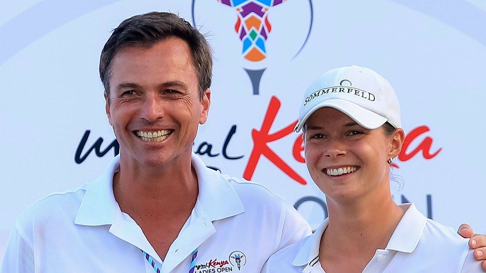 Dirk Glittenberg, Turnierdirektor der Amundi German Masters und Geschäftsführer der U.COM Event, mit Kenia-Siegerin Esther Henseleit.