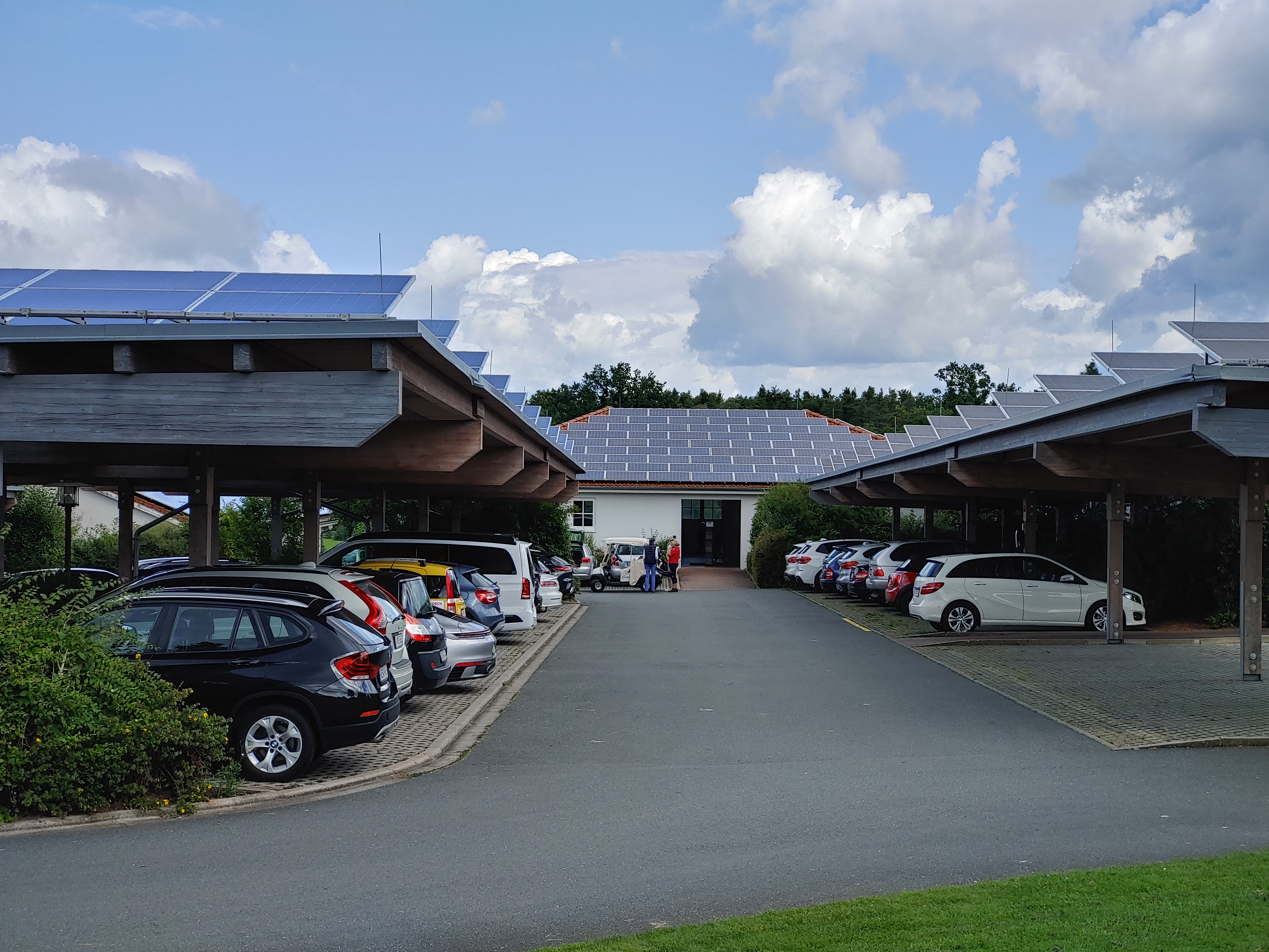 Photovoltaikanlage auf dem Parkplatz