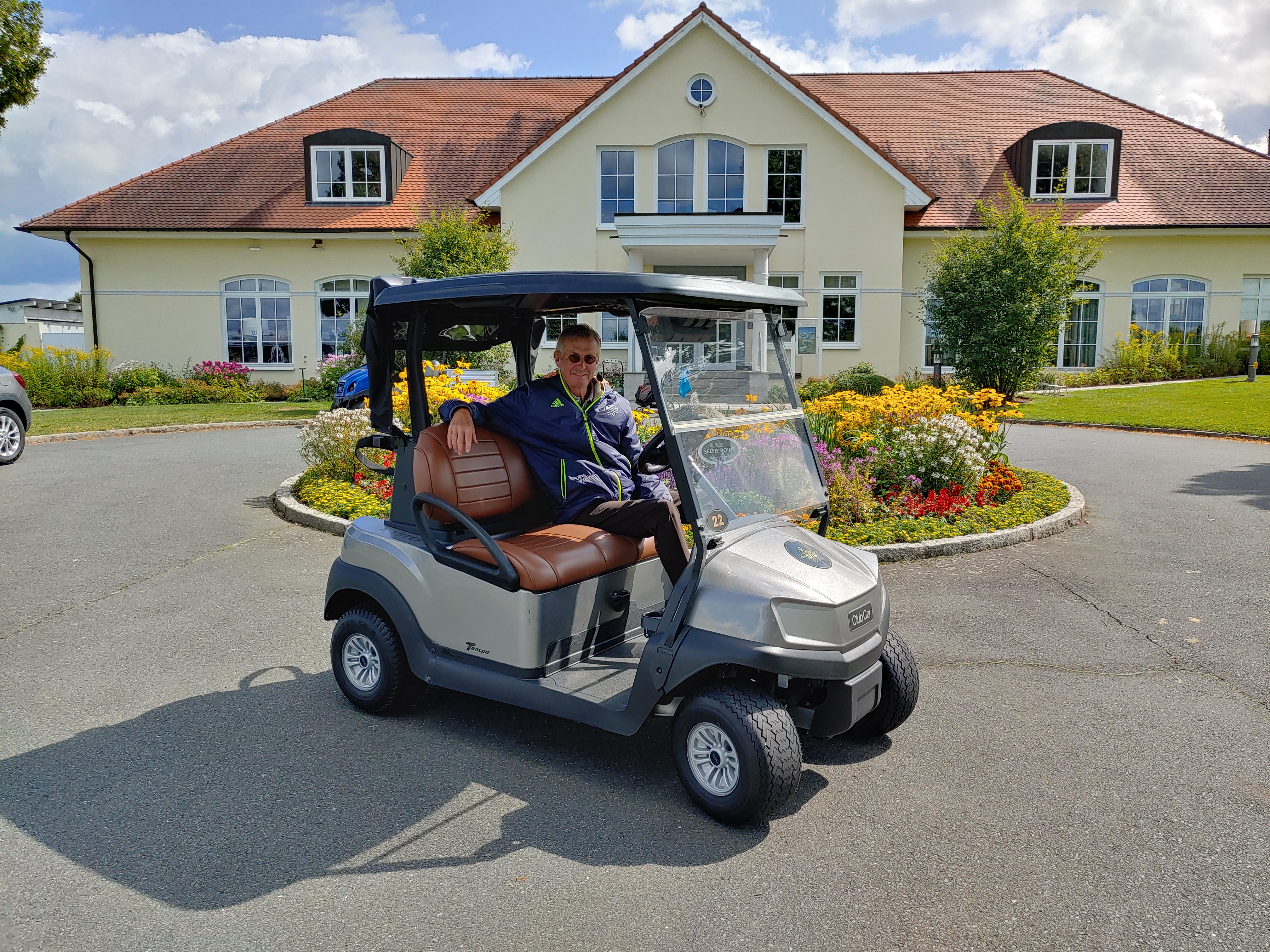 Kurt Knote mit neuen Carts mit Lithium-Ionen-Akkus