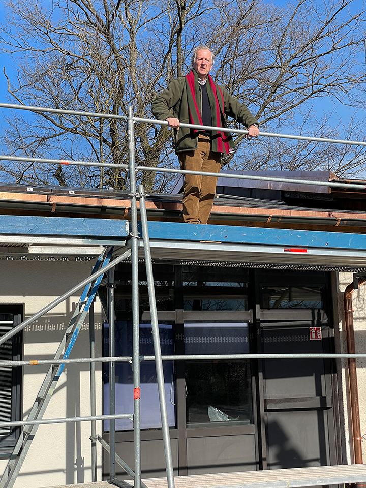 Georg-Wilhelm von Oppen bei der Besichtigung der neuen Solaranlage. (Foto: DGV)