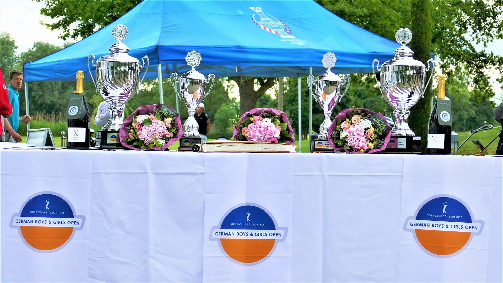 Die Trophäen für die Internationalen Amateurmeister der Mädchen und Jungen. 